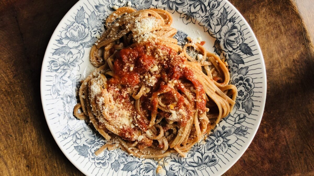 Farro pasta with fresh tomato sauce, a delicious whole-grain pasta alternative!