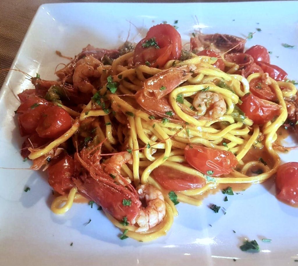 Spaghetti with shrimp and red sauce